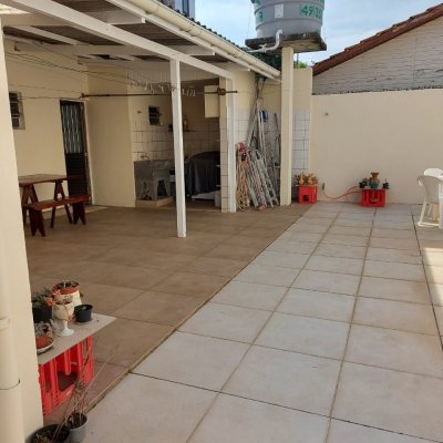 Casa Residencial com 320m², 4 quartos, 4 suítes, 4 garagens, no bairro Coqueiros em Florianópolis