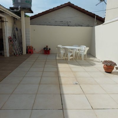 Casa Residencial com 320m², 4 quartos, 4 suítes, 4 garagens, no bairro Coqueiros em Florianópolis