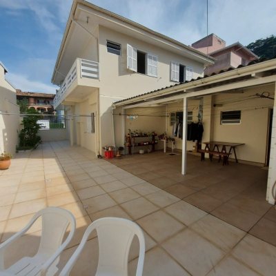 Casa Residencial com 320m², 4 quartos, 4 suítes, 4 garagens, no bairro Coqueiros em Florianópolis