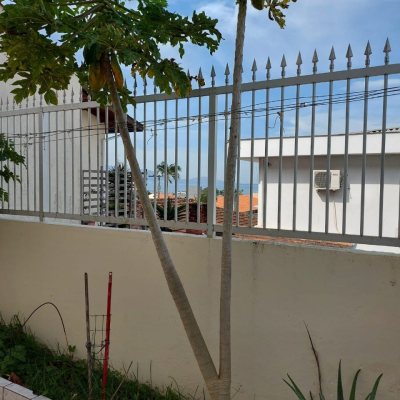 Casa Residencial com 320m², 4 quartos, 4 suítes, 4 garagens, no bairro Coqueiros em Florianópolis