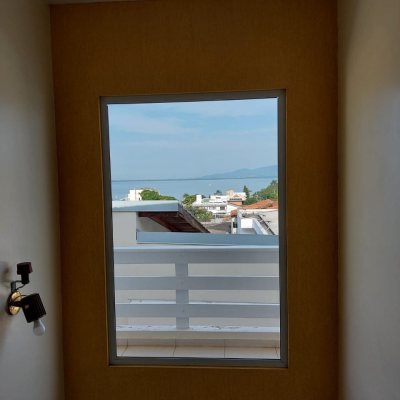 Casa Residencial com 320m², 4 quartos, 4 suítes, 4 garagens, no bairro Coqueiros em Florianópolis