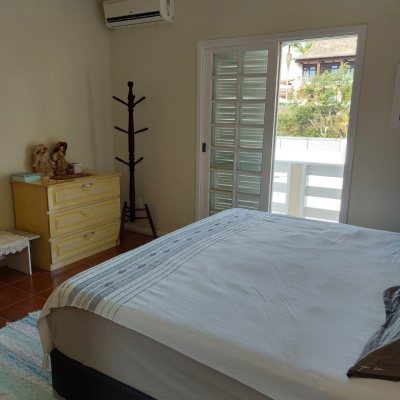 Casa Residencial com 320m², 4 quartos, 4 suítes, 4 garagens, no bairro Coqueiros em Florianópolis