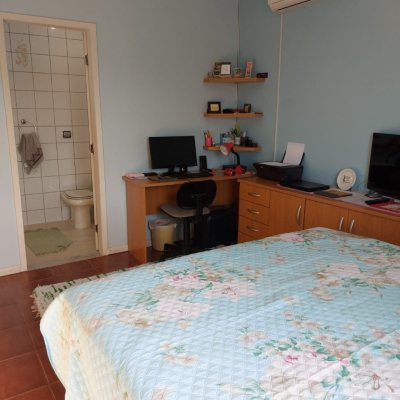 Casa Residencial com 320m², 4 quartos, 4 suítes, 4 garagens, no bairro Coqueiros em Florianópolis