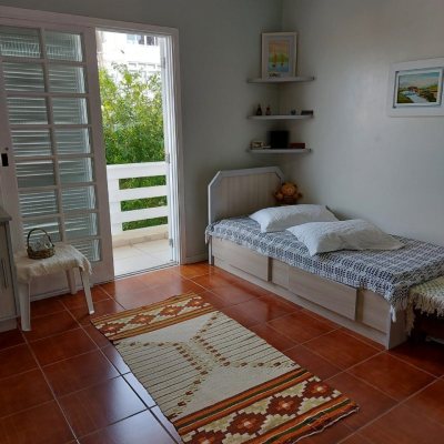 Casa Residencial com 320m², 4 quartos, 4 suítes, 4 garagens, no bairro Coqueiros em Florianópolis