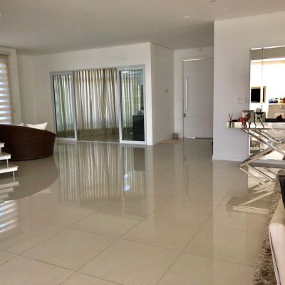 Casa Residencial com 460m², 3 quartos, 3 suítes, 3 garagens, no bairro Lagoa da Conceição em Florianópolis