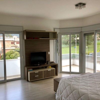 Casa Residencial com 460m², 3 quartos, 3 suítes, 3 garagens, no bairro Lagoa da Conceição em Florianópolis