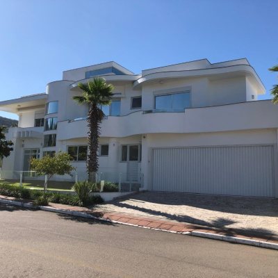 Casa Residencial com 460m², 3 quartos, 3 suítes, 3 garagens, no bairro Lagoa da Conceição em Florianópolis