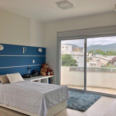 Casa Residencial com 460m², 3 quartos, 3 suítes, 3 garagens, no bairro Lagoa da Conceição em Florianópolis