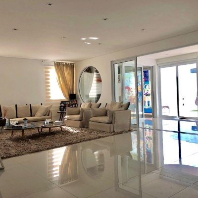 Casa Residencial com 460m², 3 quartos, 3 suítes, 3 garagens, no bairro Lagoa da Conceição em Florianópolis