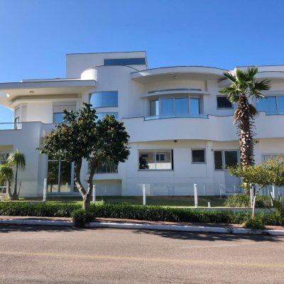 Casa Residencial com 460m², 3 quartos, 3 suítes, 3 garagens, no bairro Lagoa da Conceição em Florianópolis