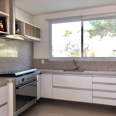 Casa Residencial com 460m², 3 quartos, 3 suítes, 3 garagens, no bairro Lagoa da Conceição em Florianópolis