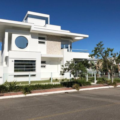 Casa Residencial com 460m², 3 quartos, 3 suítes, 3 garagens, no bairro Lagoa da Conceição em Florianópolis