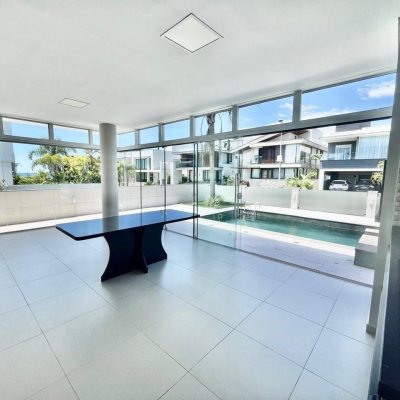 Casa em Condomínio com 400m², 5 quartos, 3 suítes, 4 garagens, no bairro Morro das Pedras em Florianópolis
