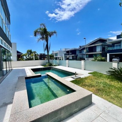 Casa em Condomínio com 400m², 5 quartos, 3 suítes, 4 garagens, no bairro Morro das Pedras em Florianópolis