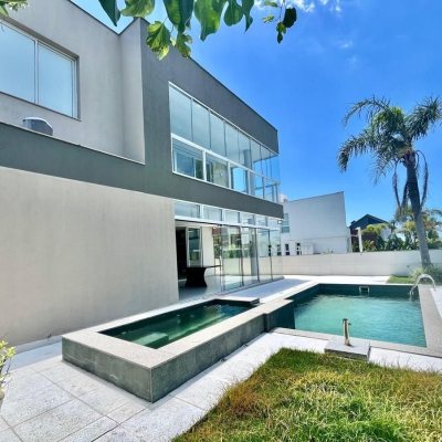 Casa em Condomínio com 400m², 5 quartos, 3 suítes, 4 garagens, no bairro Morro das Pedras em Florianópolis