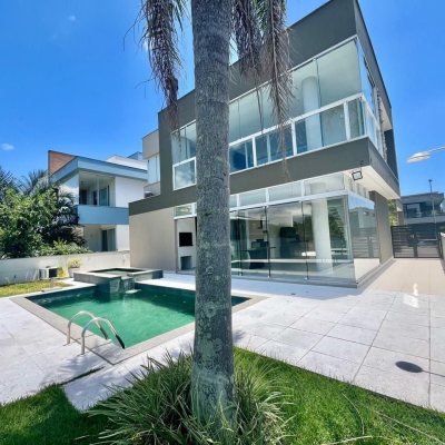 Casa em Condomínio com 400m², 5 quartos, 3 suítes, 4 garagens, no bairro Morro das Pedras em Florianópolis
