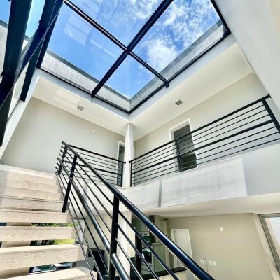 Casa em Condomínio com 400m², 5 quartos, 3 suítes, 4 garagens, no bairro Morro das Pedras em Florianópolis