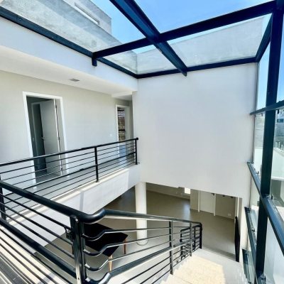 Casa em Condomínio com 400m², 5 quartos, 3 suítes, 4 garagens, no bairro Morro das Pedras em Florianópolis