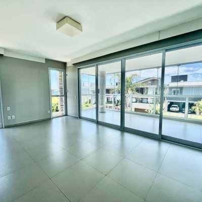 Casa em Condomínio com 400m², 5 quartos, 3 suítes, 4 garagens, no bairro Morro das Pedras em Florianópolis