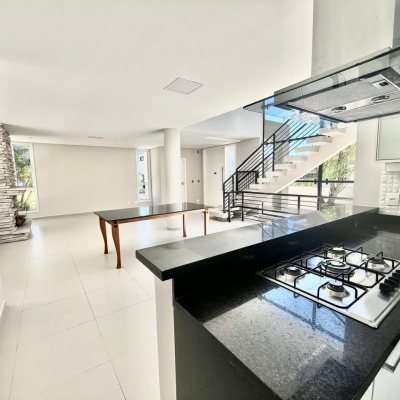 Casa em Condomínio com 400m², 5 quartos, 3 suítes, 4 garagens, no bairro Morro das Pedras em Florianópolis