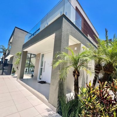 Casa em Condomínio com 400m², 5 quartos, 3 suítes, 4 garagens, no bairro Morro das Pedras em Florianópolis
