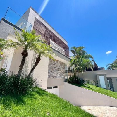 Casa em Condomínio com 400m², 5 quartos, 3 suítes, 4 garagens, no bairro Morro das Pedras em Florianópolis