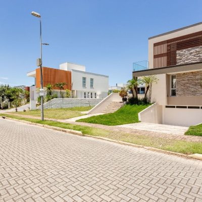 Casa em Condomínio com 400m², 5 quartos, 3 suítes, 4 garagens, no bairro Morro das Pedras em Florianópolis
