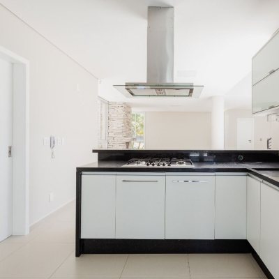 Casa em Condomínio com 400m², 5 quartos, 3 suítes, 4 garagens, no bairro Morro das Pedras em Florianópolis