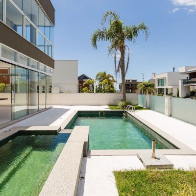 Casa em Condomínio com 400m², 5 quartos, 3 suítes, 4 garagens, no bairro Morro das Pedras em Florianópolis