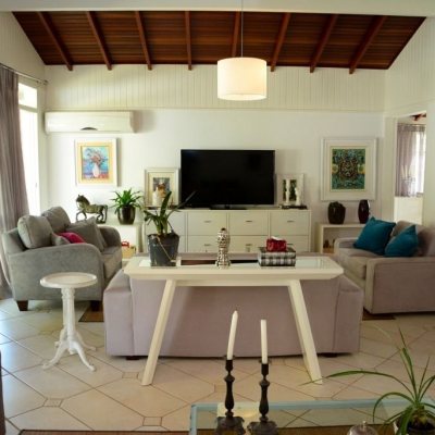 Casa Residencial com 300m², 4 quartos, 1 suíte, 4 garagens, no bairro Lagoa da Conceição em Florianópolis