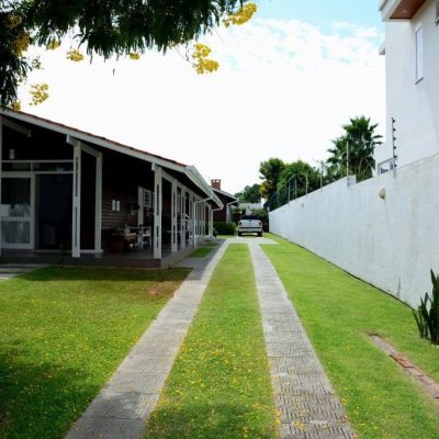 Casa Residencial com 300m², 4 quartos, 1 suíte, 4 garagens, no bairro Lagoa da Conceição em Florianópolis