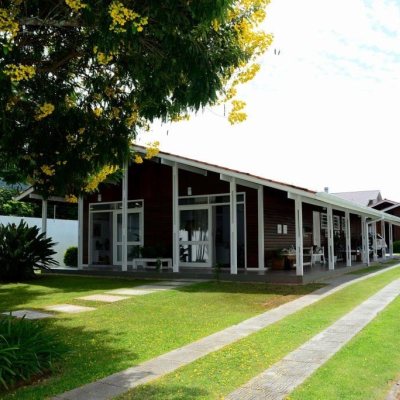 Casa Residencial com 300m², 4 quartos, 1 suíte, 4 garagens, no bairro Lagoa da Conceição em Florianópolis