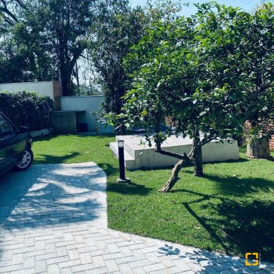 Casa Residencial com 203m², 4 quartos, 2 suítes, 5 garagens, no bairro Campeche em Florianópolis