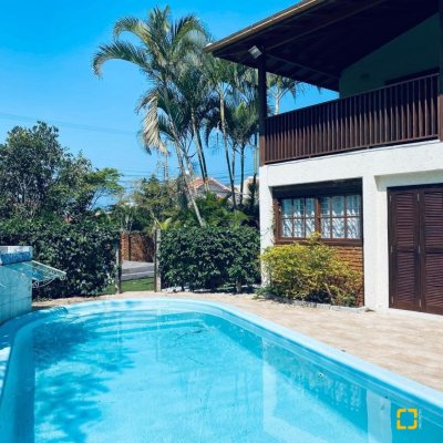 Casa Residencial com 203m², 4 quartos, 2 suítes, 5 garagens, no bairro Campeche em Florianópolis