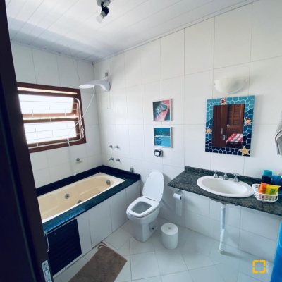 Casa Residencial com 203m², 4 quartos, 2 suítes, 5 garagens, no bairro Campeche em Florianópolis