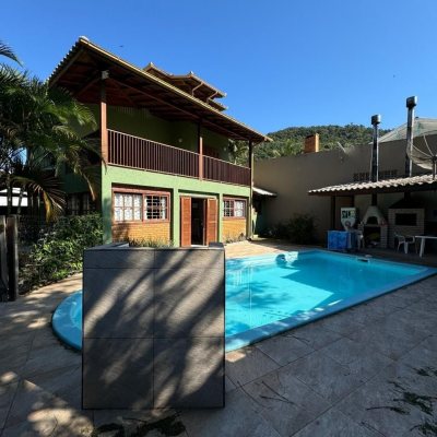 Casa Residencial com 203m², 4 quartos, 2 suítes, 5 garagens, no bairro Campeche em Florianópolis