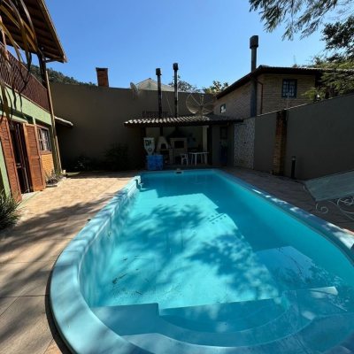 Casa Residencial com 203m², 4 quartos, 2 suítes, 5 garagens, no bairro Campeche em Florianópolis