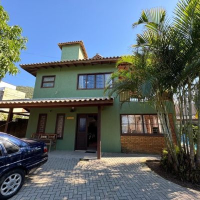 Casa Residencial com 203m², 4 quartos, 2 suítes, 5 garagens, no bairro Campeche em Florianópolis