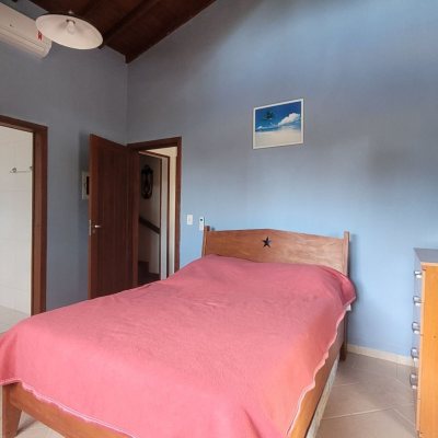 Casa Residencial com 203m², 4 quartos, 2 suítes, 5 garagens, no bairro Campeche em Florianópolis