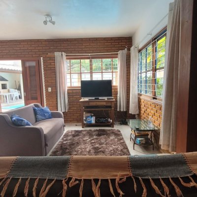 Casa Residencial com 203m², 4 quartos, 2 suítes, 5 garagens, no bairro Campeche em Florianópolis