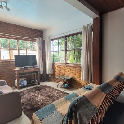 Casa Residencial com 203m², 4 quartos, 2 suítes, 5 garagens, no bairro Campeche em Florianópolis