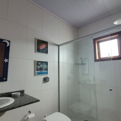 Casa Residencial com 203m², 4 quartos, 2 suítes, 5 garagens, no bairro Campeche em Florianópolis