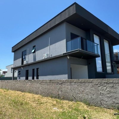 Casa Residencial com 204m², 3 quartos, 1 suíte, 2 garagens, no bairro Campeche em Florianópolis
