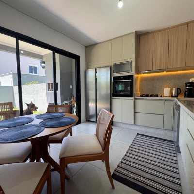 Casa Residencial com 204m², 3 quartos, 1 suíte, 2 garagens, no bairro Campeche em Florianópolis