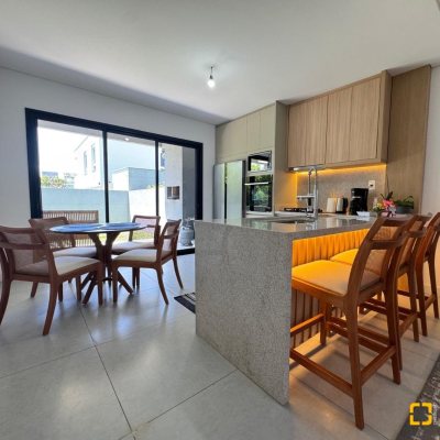 Casa Residencial com 204m², 3 quartos, 1 suíte, 2 garagens, no bairro Campeche em Florianópolis