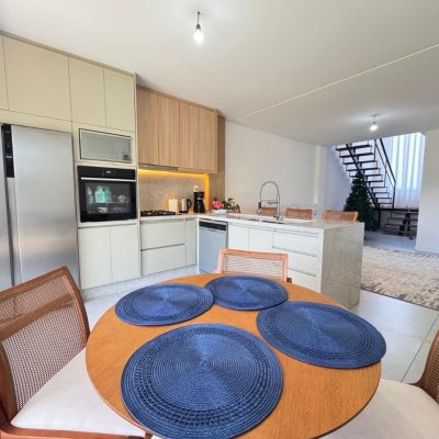 Casa Residencial com 204m², 3 quartos, 1 suíte, 2 garagens, no bairro Campeche em Florianópolis