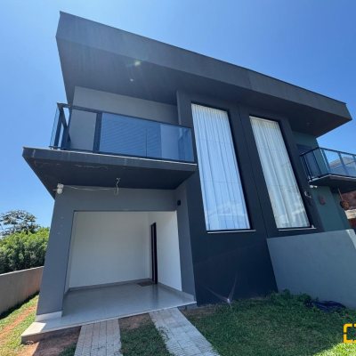 Casa Residencial com 204m², 3 quartos, 1 suíte, 2 garagens, no bairro Campeche em Florianópolis