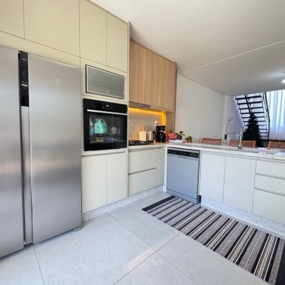 Casa Residencial com 204m², 3 quartos, 1 suíte, 2 garagens, no bairro Campeche em Florianópolis