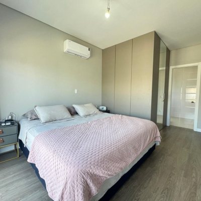 Casa Residencial com 204m², 3 quartos, 1 suíte, 2 garagens, no bairro Campeche em Florianópolis