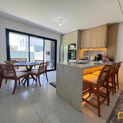 Casa Residencial com 204m², 3 quartos, 1 suíte, 2 garagens, no bairro Campeche em Florianópolis